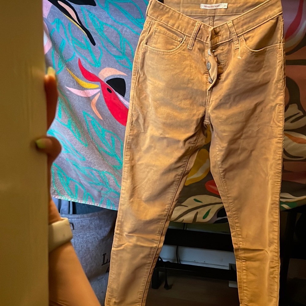 Levi’s High Rise Textured Kakis